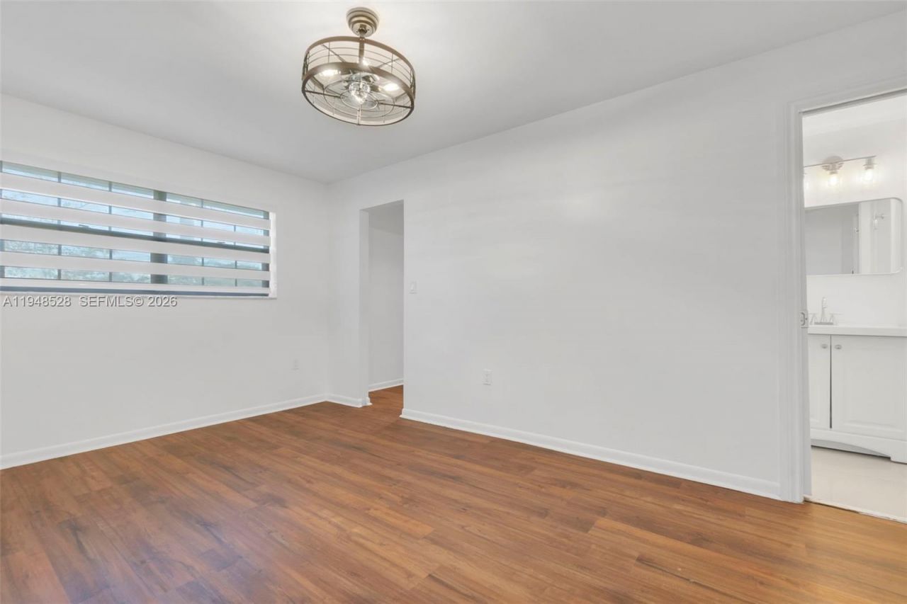 927 NE 199th St, Unit 202, Miami, FL 33179 Photo