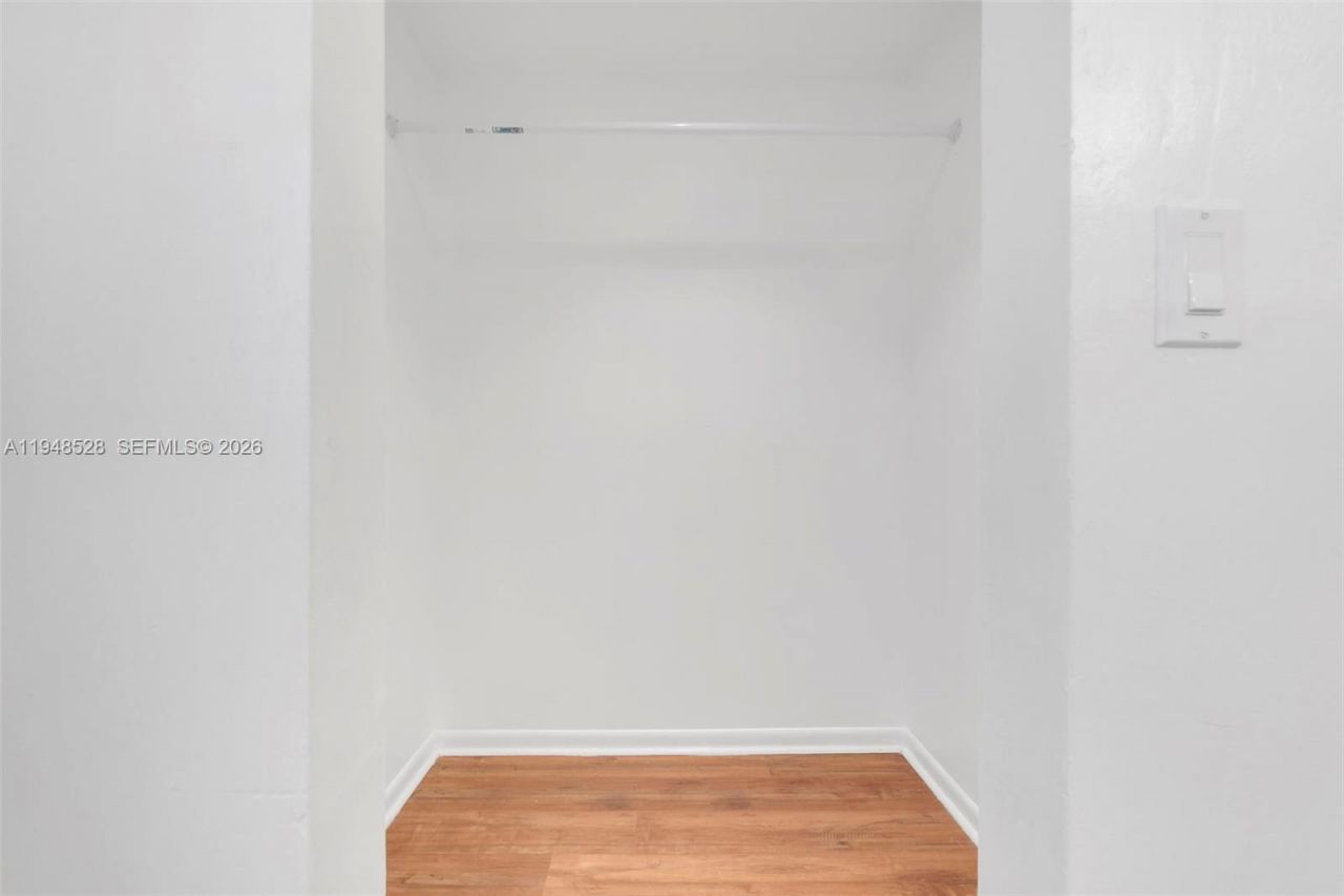 927 NE 199th St, Unit 202, Miami, FL 33179 Photo