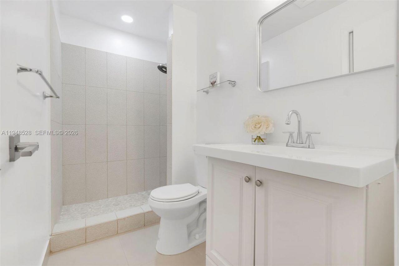 927 NE 199th St, Unit 202, Miami, FL 33179 Photo