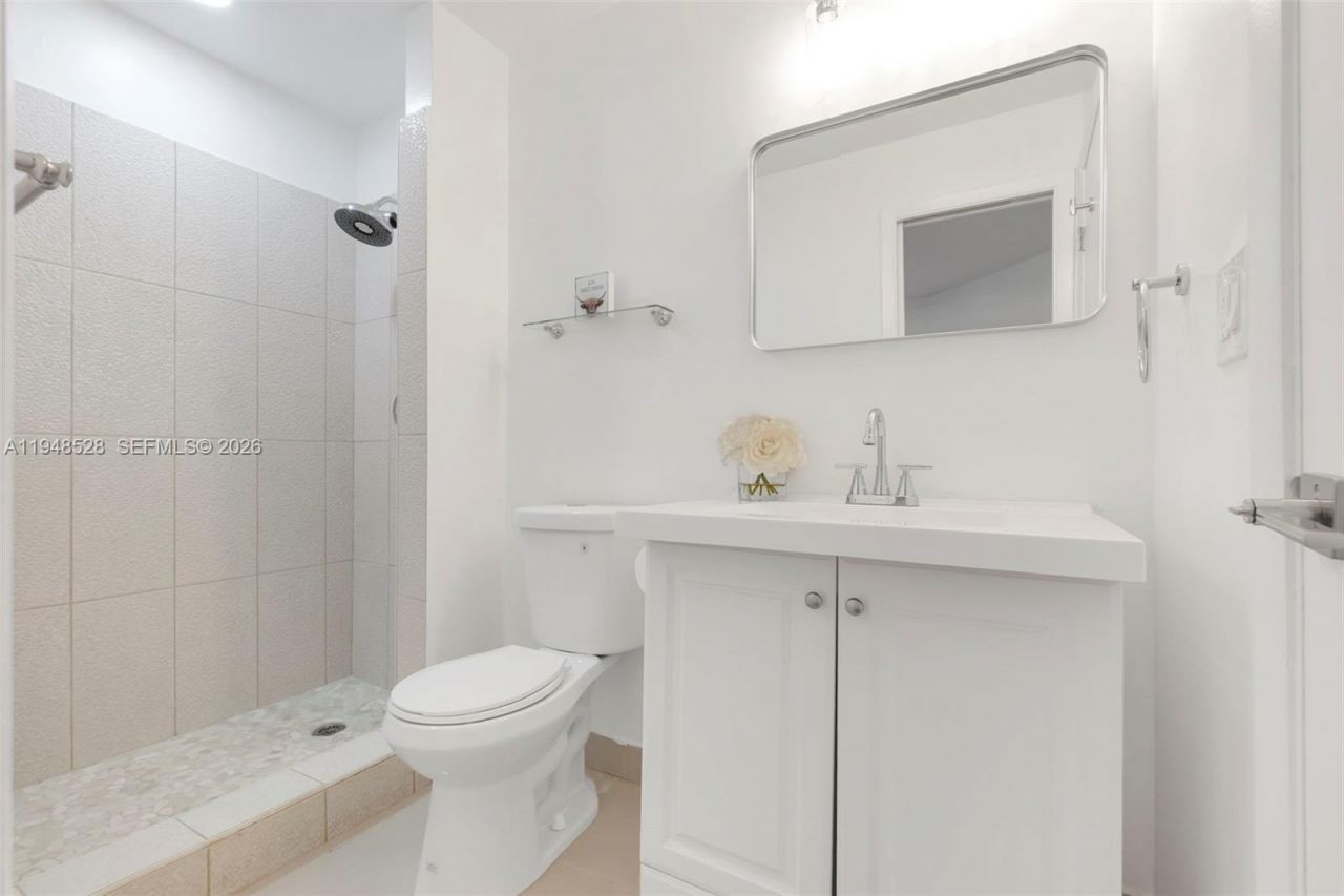 927 NE 199th St, Unit 202, Miami, FL 33179 Photo