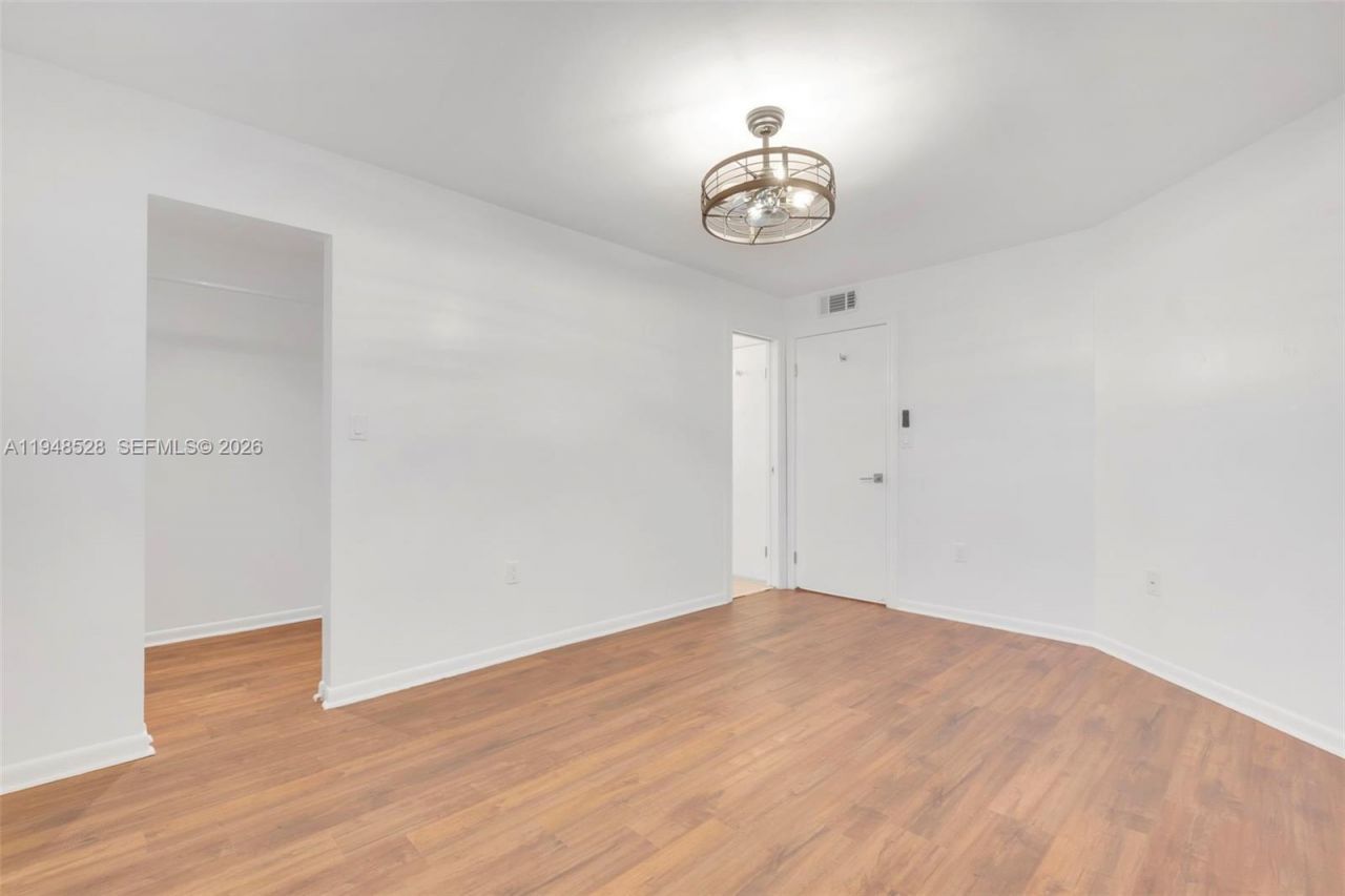 927 NE 199th St, Unit 202, Miami, FL 33179 Photo