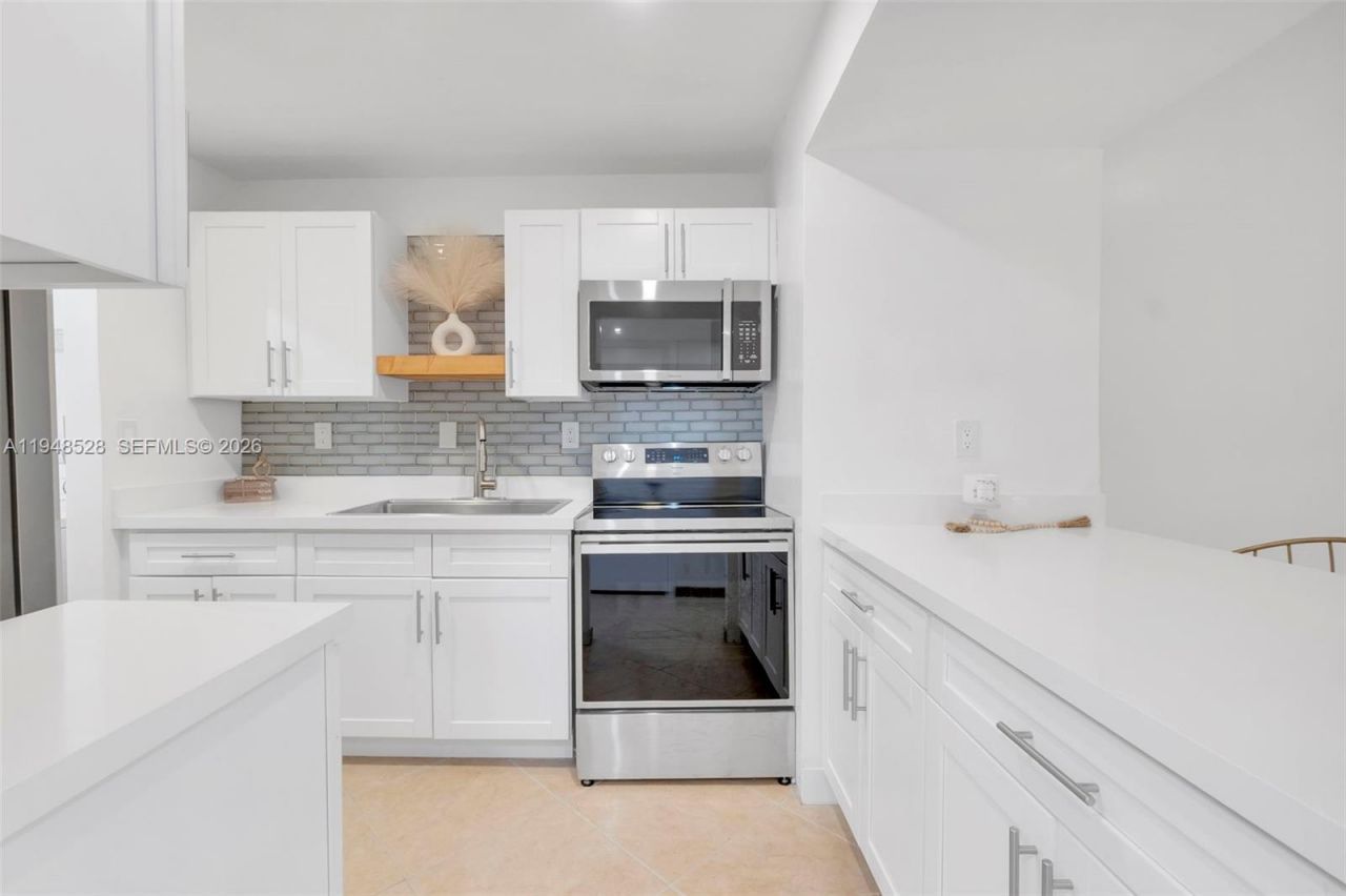 927 NE 199th St, Unit 202, Miami, FL 33179 Photo