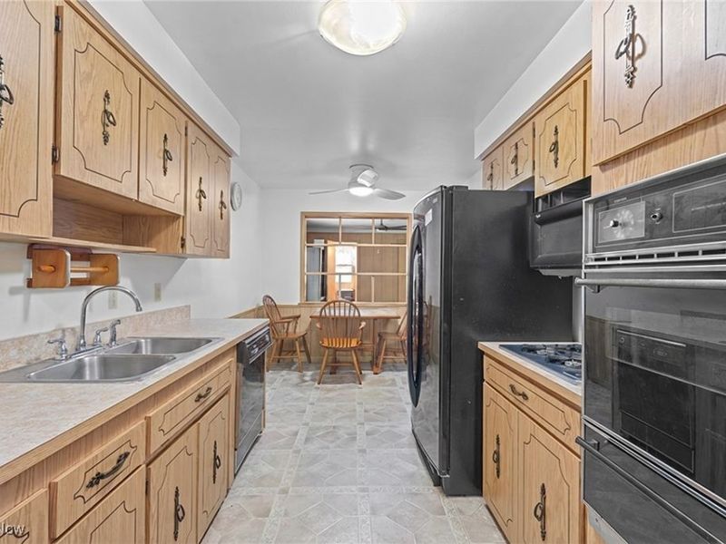 23637 Shurmer Drive, Warrensville Heights, OH 44128 Photo 11