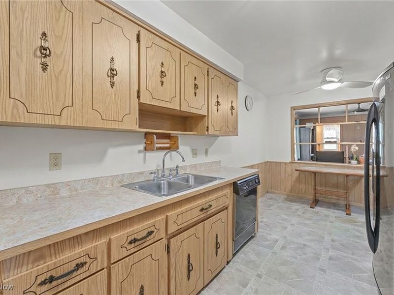 23637 Shurmer Drive, Warrensville Heights, OH 44128 Photo 12