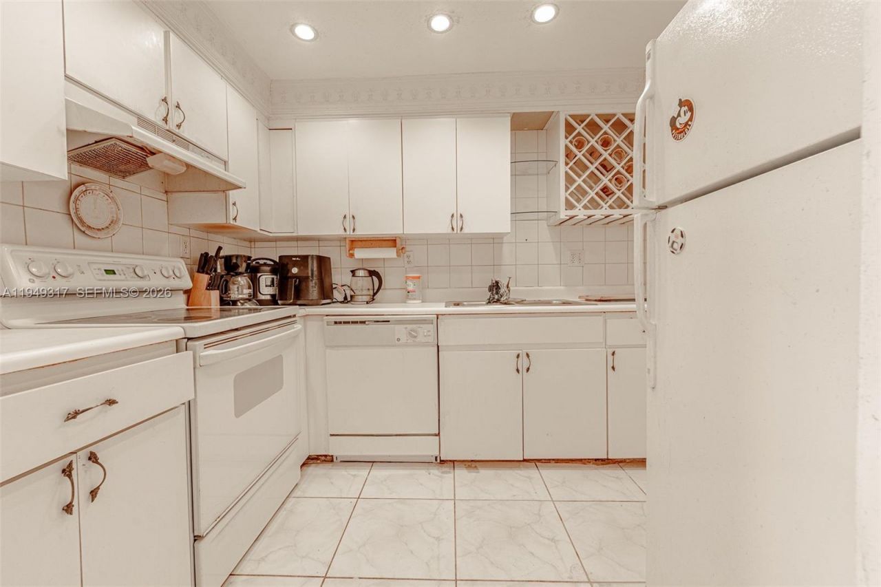 200 178th Dr, Unit 406, Sunny Isles Beach, FL 33160 Photo