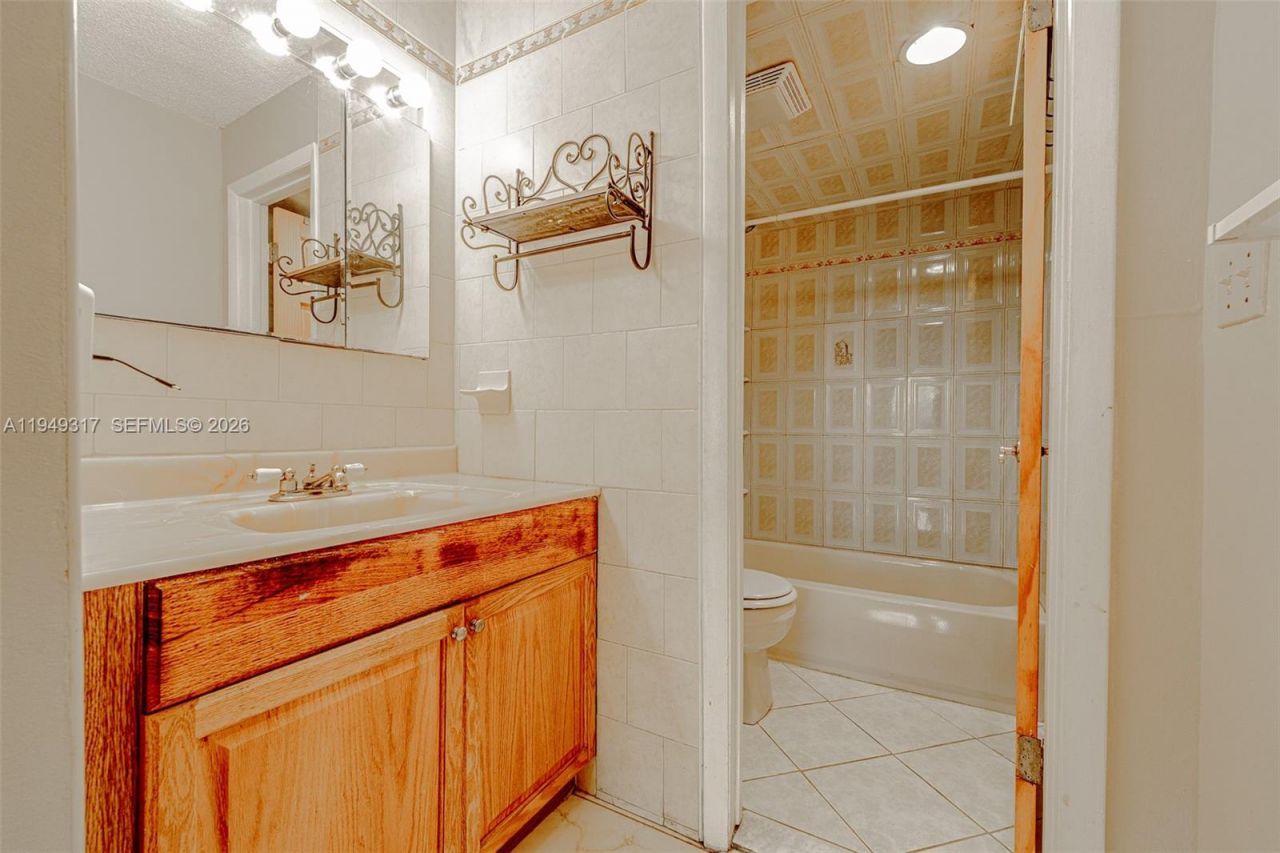 200 178th Dr, Unit 406, Sunny Isles Beach, FL 33160 Photo