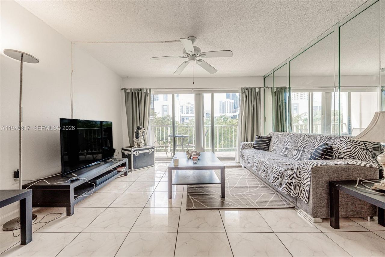 200 178th Dr, Unit 406, Sunny Isles Beach, FL 33160 Photo