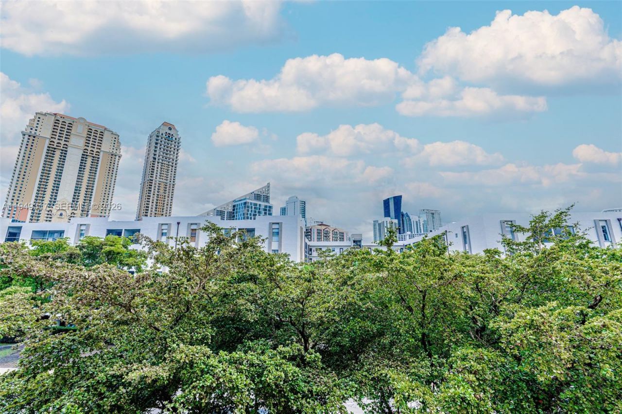 200 178th Dr, Unit 406, Sunny Isles Beach, FL 33160 Photo