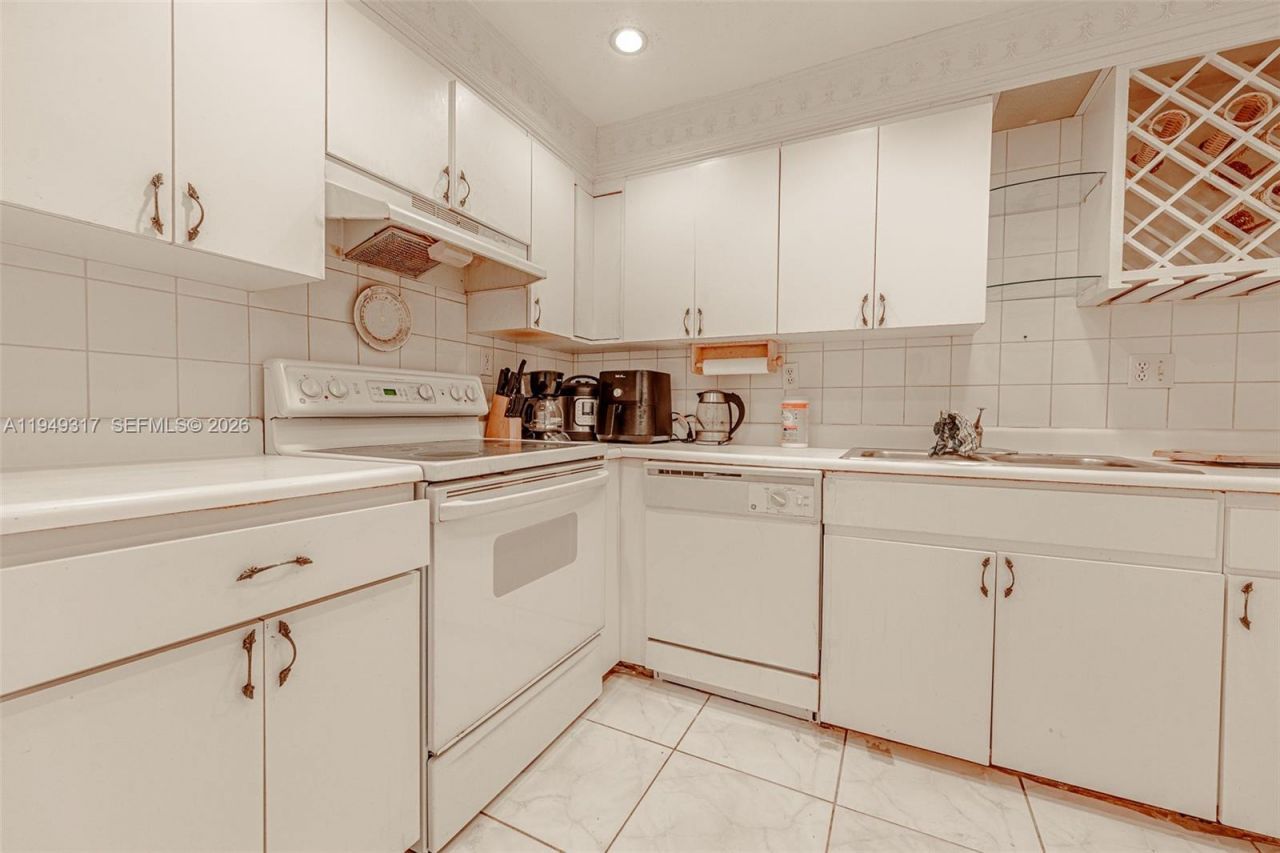 200 178th Dr, Unit 406, Sunny Isles Beach, FL 33160 Photo