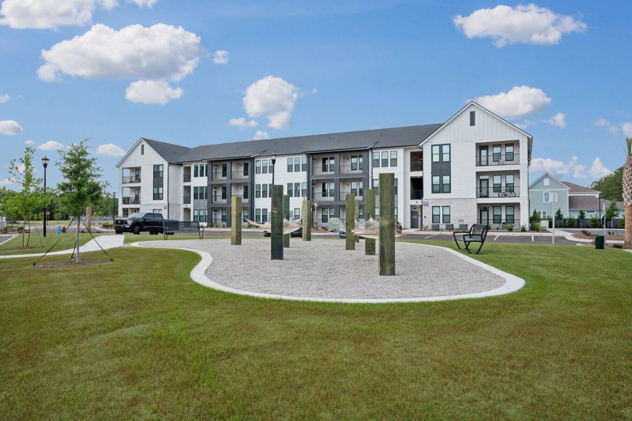 331 Pickwick Dr. Photo 27