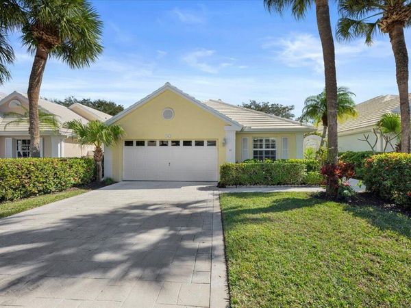 11 Dorchester Circle, Palm Beach Gardens, FL 33418