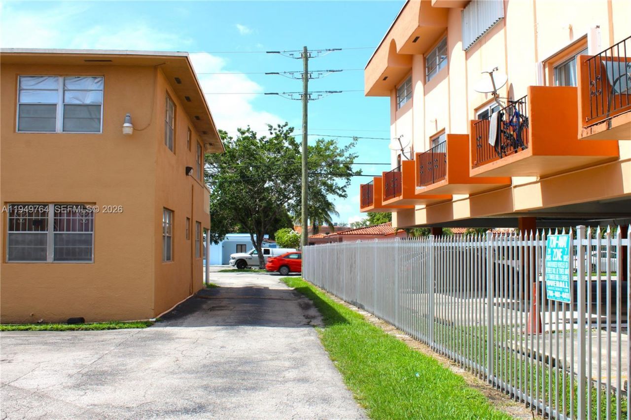 1154 W 35th St , Unit 221, Hialeah, FL 33012 Photo
