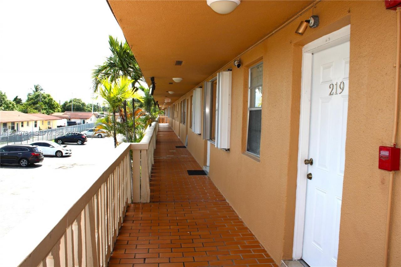 1154 W 35th St , Unit 221, Hialeah, FL 33012 Photo