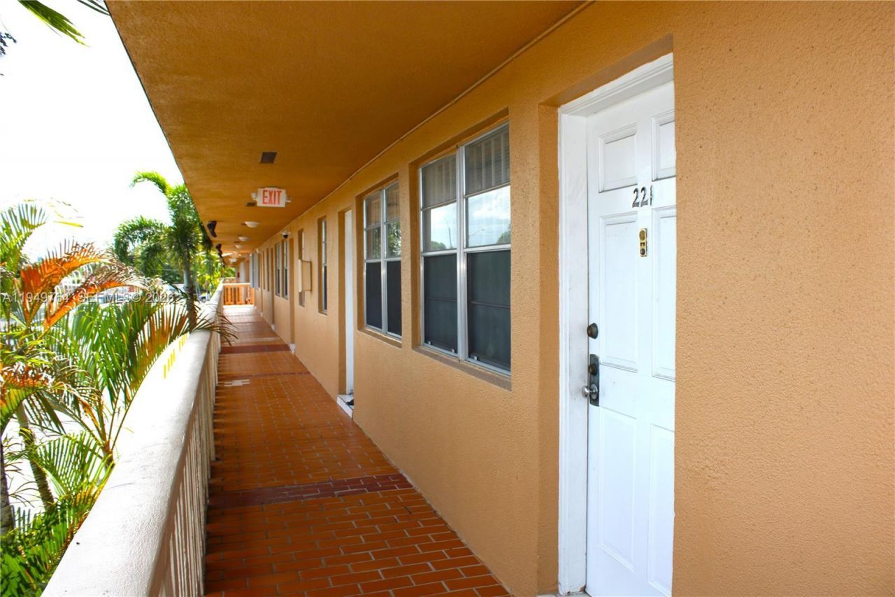 1154 W 35th St , Unit 221, Hialeah, FL 33012 Photo