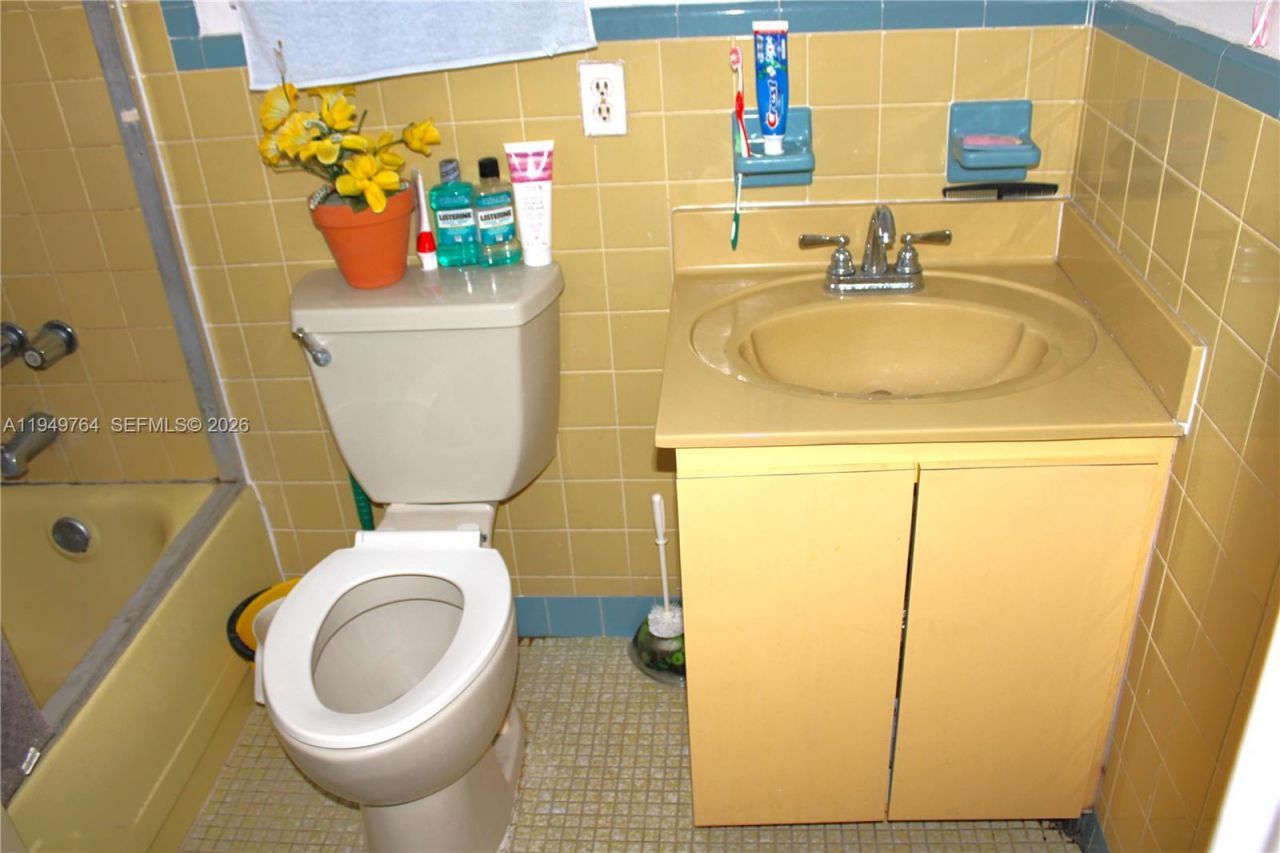 1154 W 35th St , Unit 221, Hialeah, FL 33012 Photo