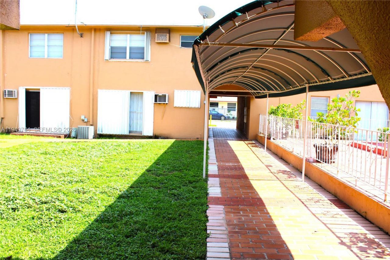 1154 W 35th St , Unit 221, Hialeah, FL 33012 Photo