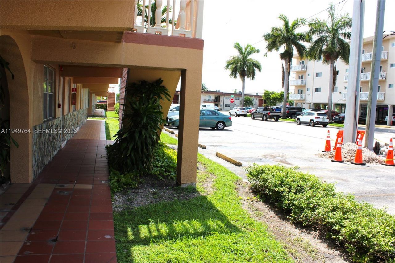 1154 W 35th St , Unit 221, Hialeah, FL 33012 Photo