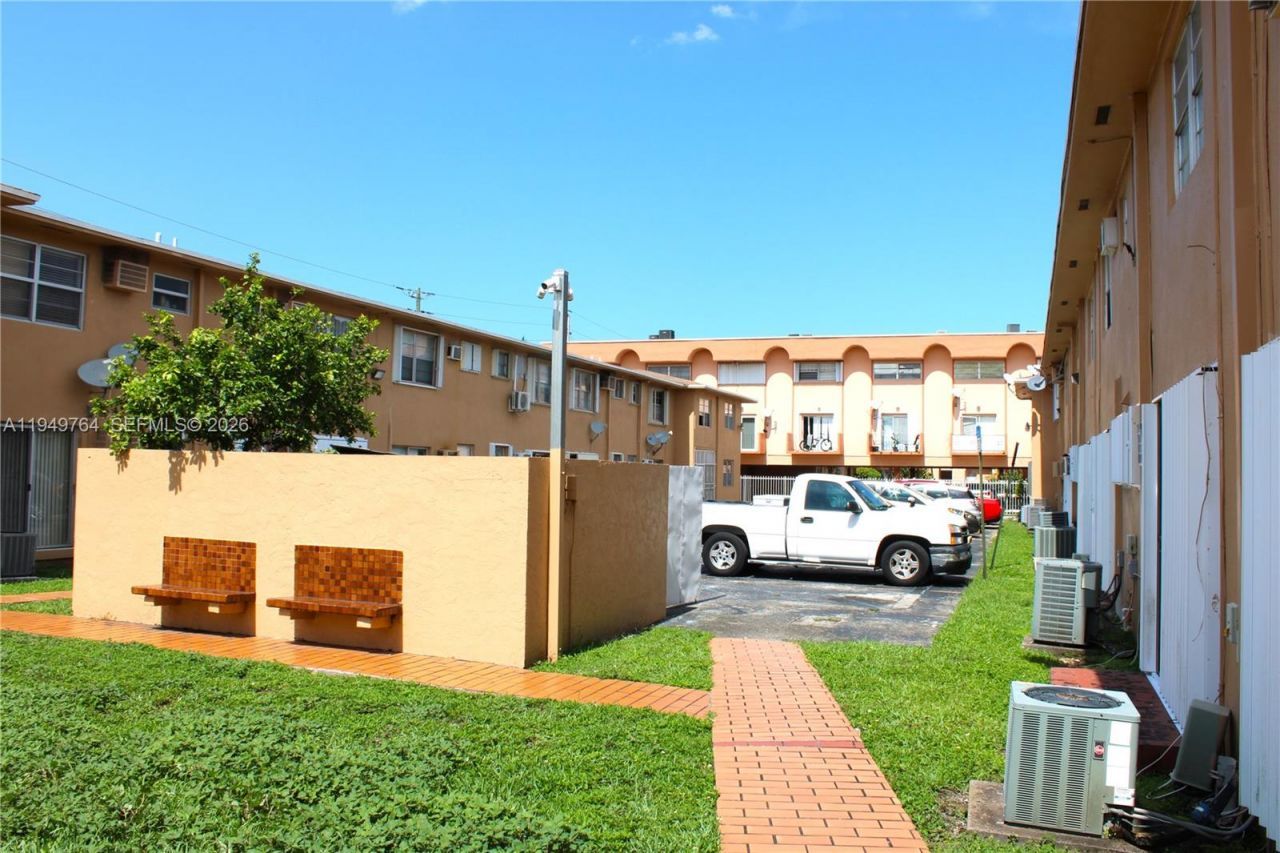 1154 W 35th St , Unit 221, Hialeah, FL 33012 Photo