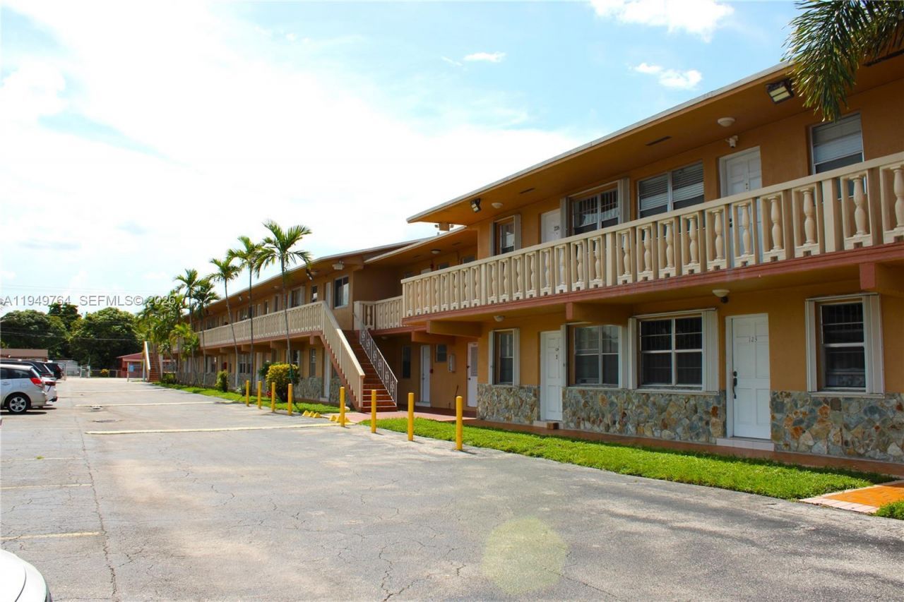 1154 W 35th St , Unit 221, Hialeah, FL 33012 Photo