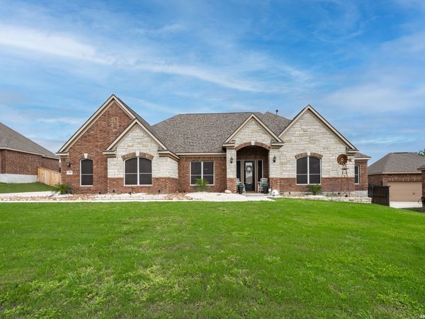 239 Sittre Dr, Castroville, TX 78009
