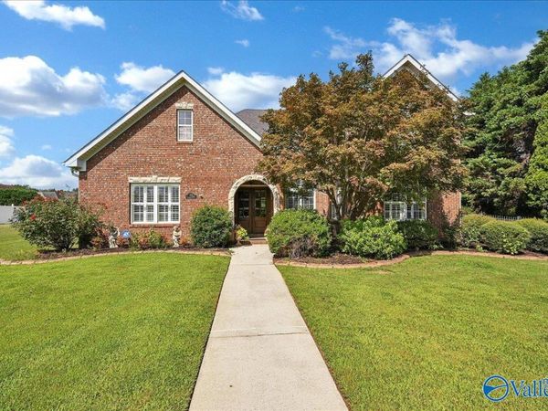 901 Parkside Court, Decatur, AL 35601