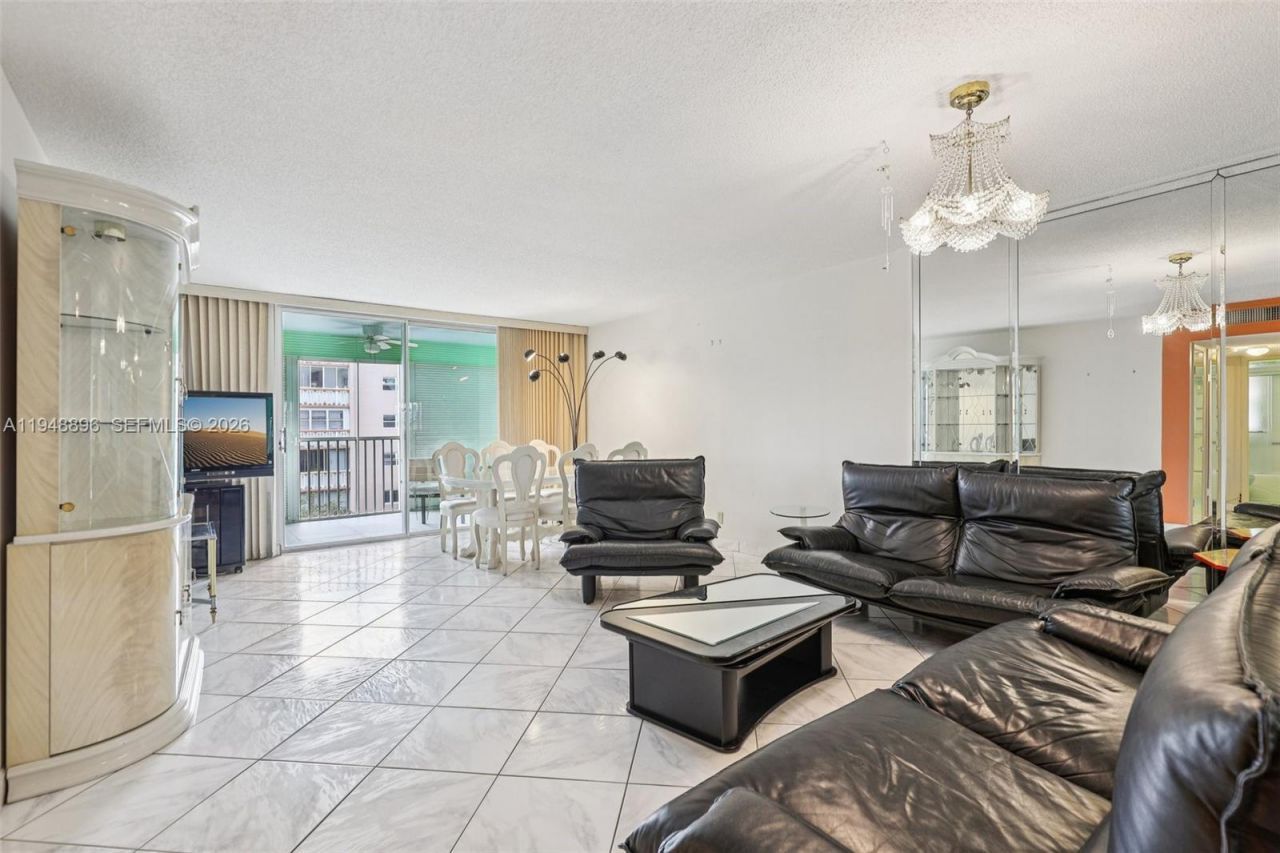 319 NE 14th Ave, Unit 501, Hallandale Beach, FL 33009 Photo