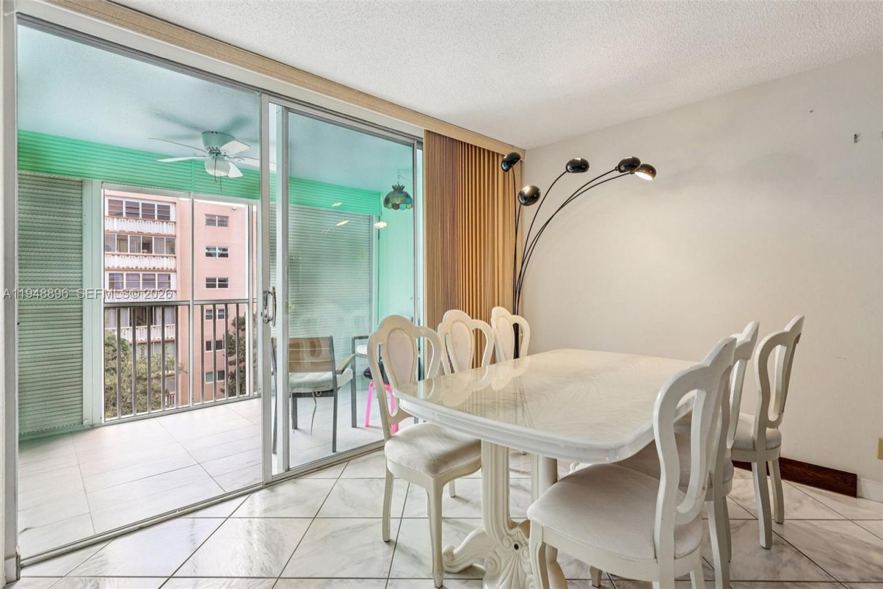 319 NE 14th Ave, Unit 501, Hallandale Beach, FL 33009 Photo