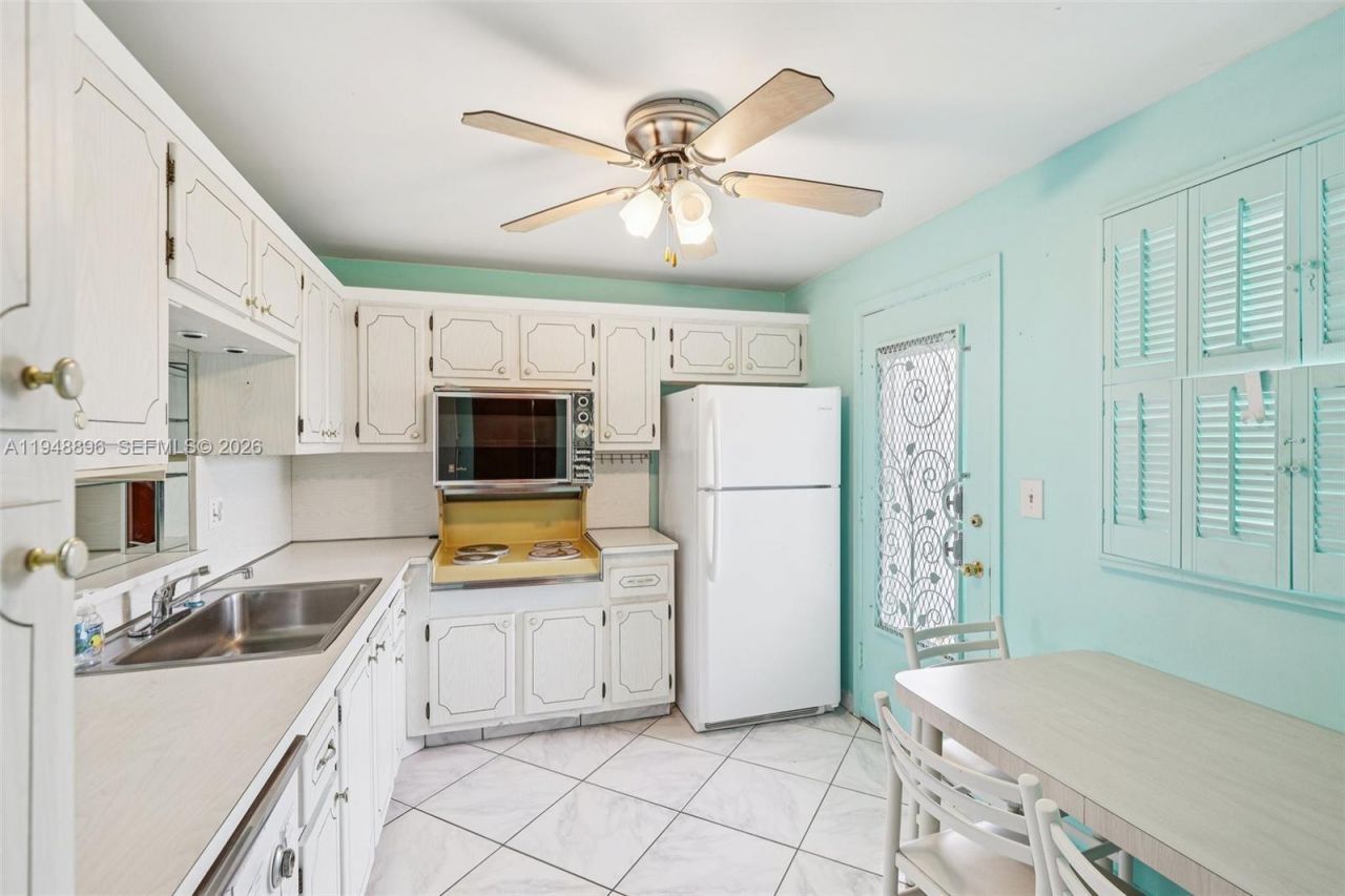 319 NE 14th Ave, Unit 501, Hallandale Beach, FL 33009 Photo