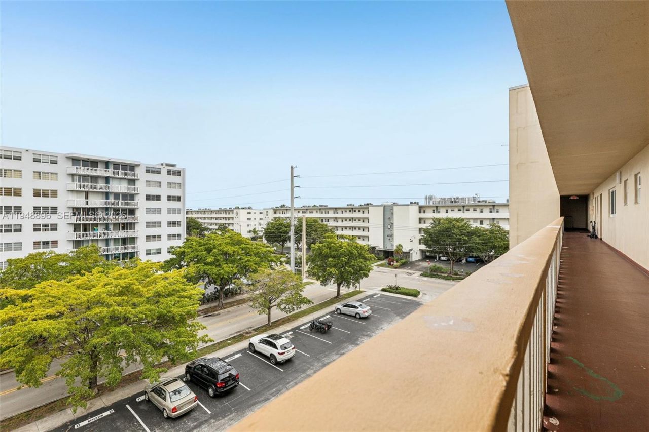 319 NE 14th Ave, Unit 501, Hallandale Beach, FL 33009 Photo