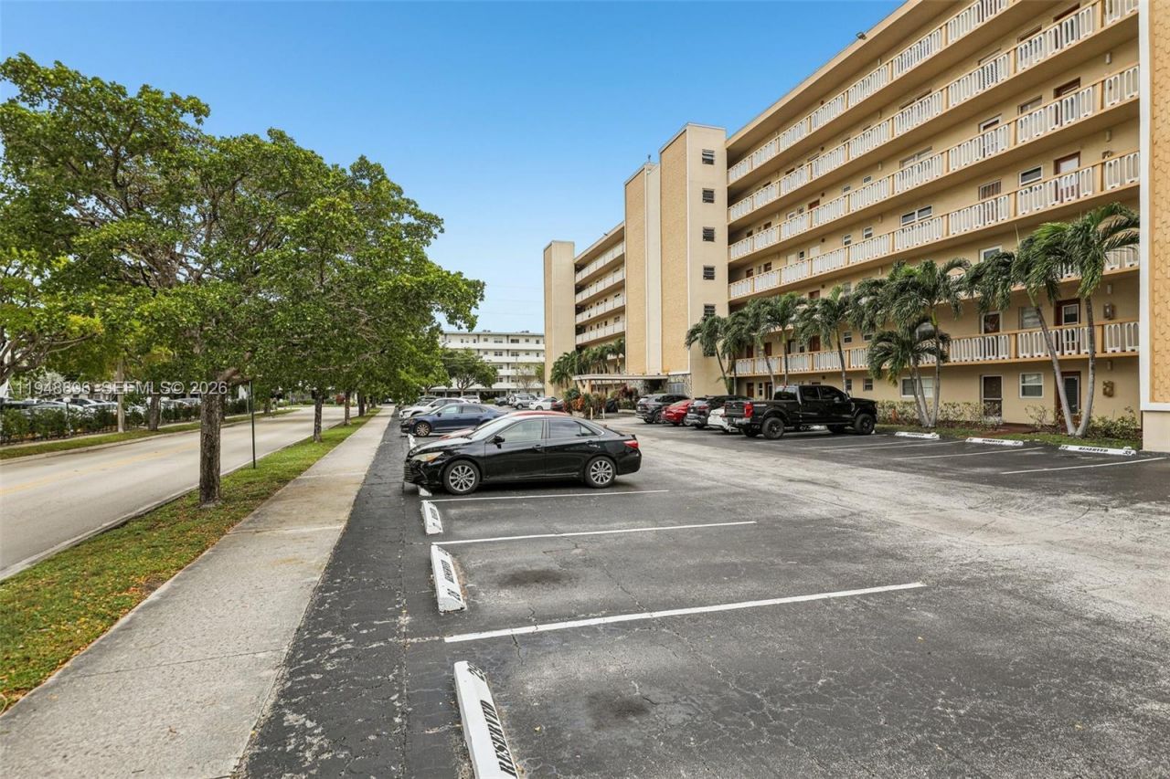 319 NE 14th Ave, Unit 501, Hallandale Beach, FL 33009 Photo