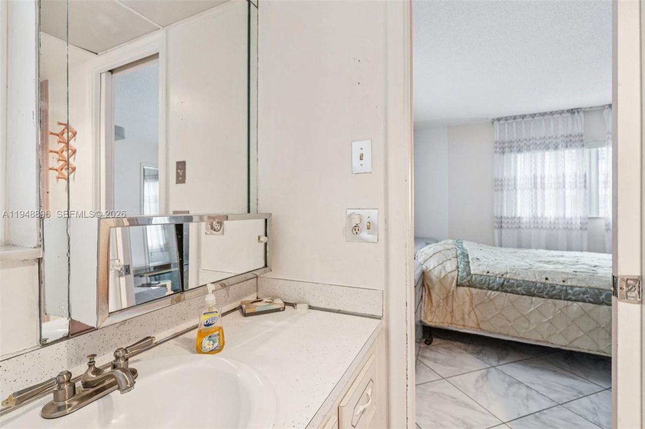 319 NE 14th Ave, Unit 501, Hallandale Beach, FL 33009 Photo