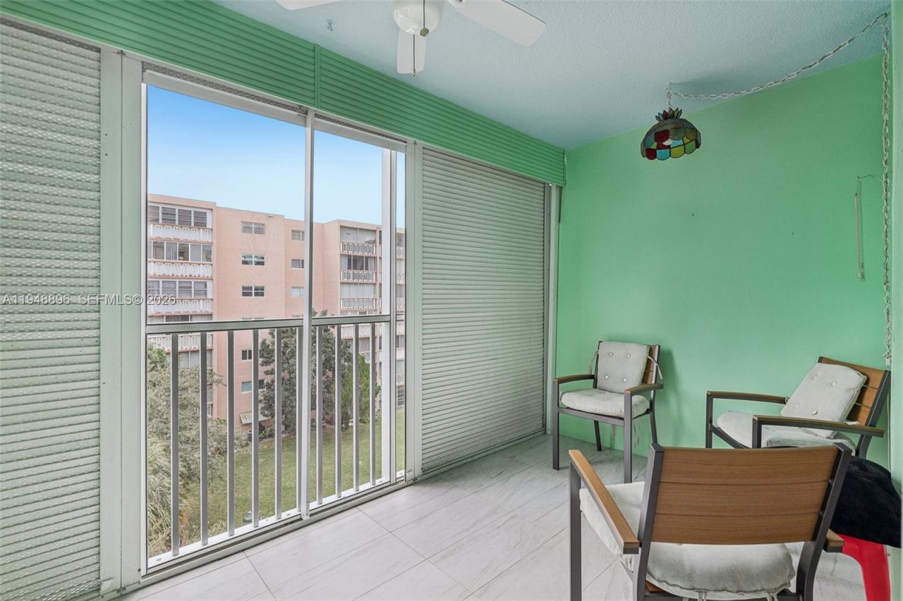 319 NE 14th Ave, Unit 501, Hallandale Beach, FL 33009 Photo