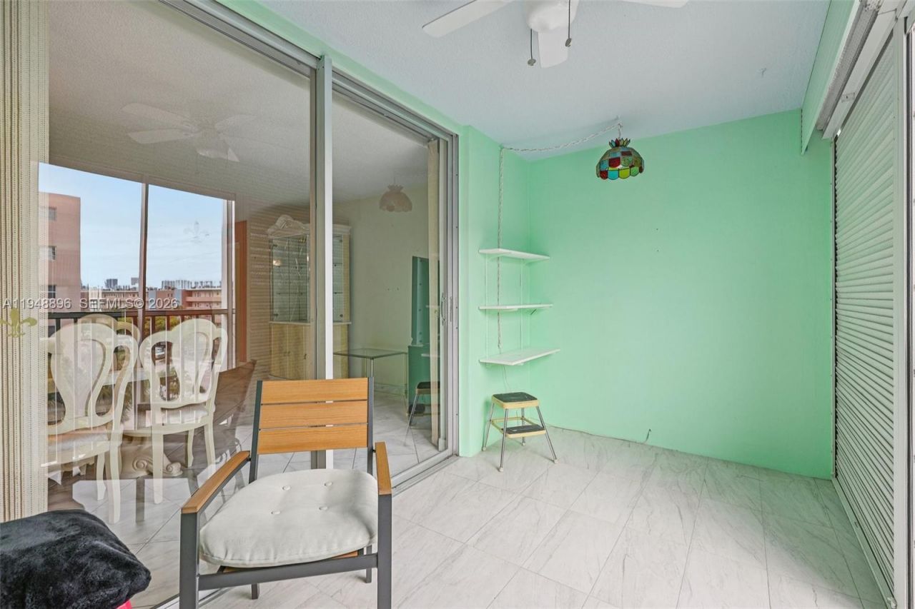 319 NE 14th Ave, Unit 501, Hallandale Beach, FL 33009 Photo