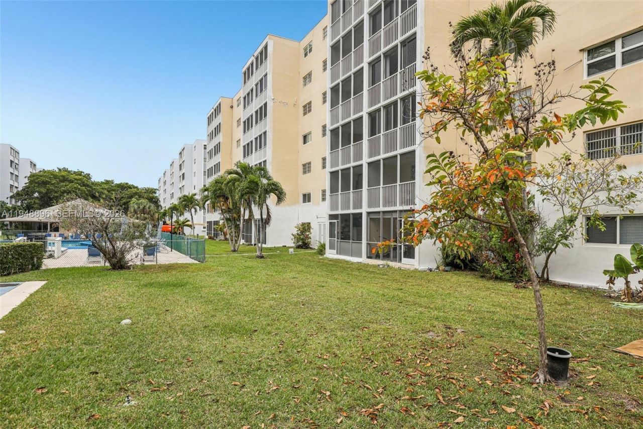 319 NE 14th Ave, Unit 501, Hallandale Beach, FL 33009 Photo