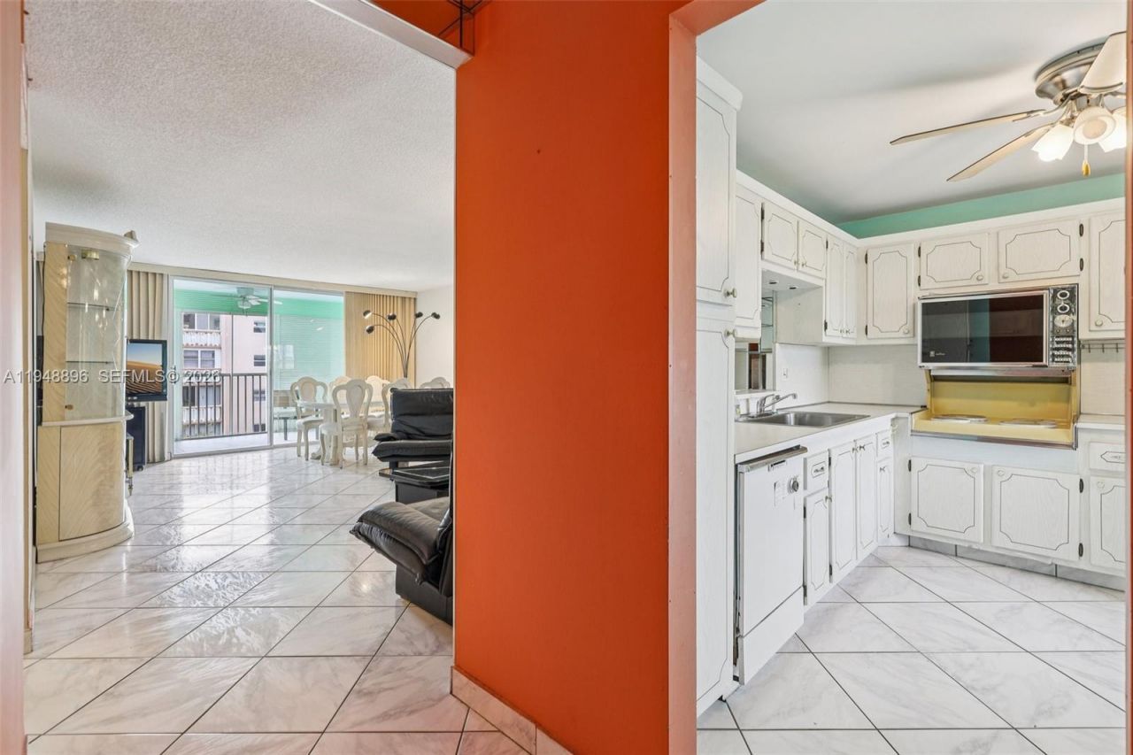 319 NE 14th Ave, Unit 501, Hallandale Beach, FL 33009 Photo