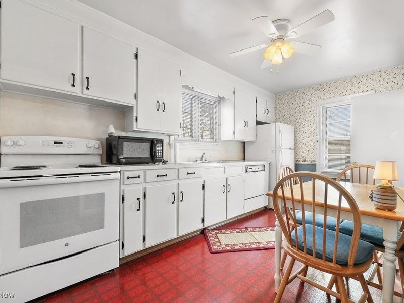 1016 Roseland Road, Alliance, OH 44601 Photo 3