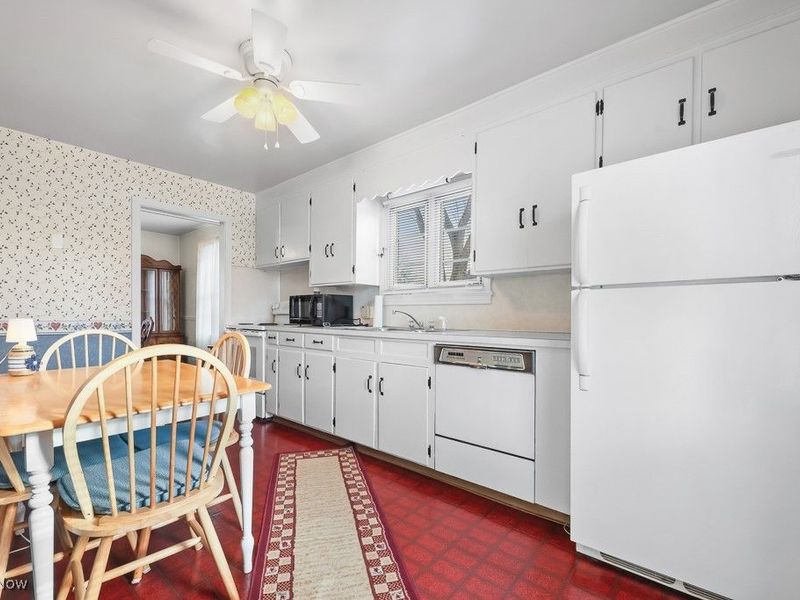 1016 Roseland Road, Alliance, OH 44601 Photo 4