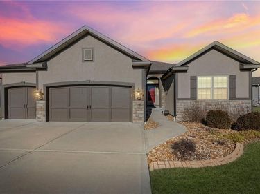 17604 Greyhawke Ridge Drive, Smithville, MO 64089