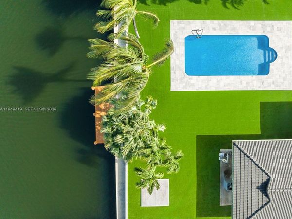 430 Tamarind Dr, Hallandale Beach, FL 33009