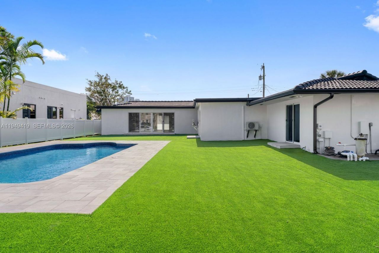 430 Tamarind Dr, Hallandale Beach, FL 33009 Photo