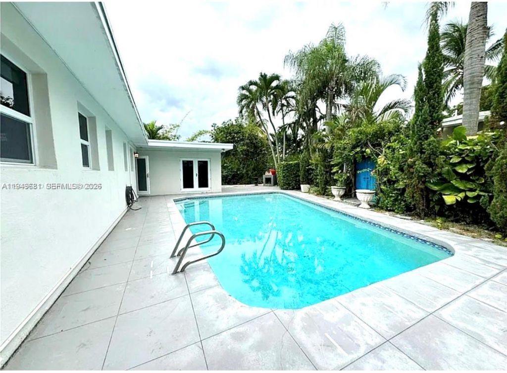 2075 S Hibiscus Dr, North Miami, FL 33181 Photo