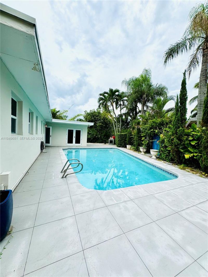 2075 S Hibiscus Dr, North Miami, FL 33181 Photo