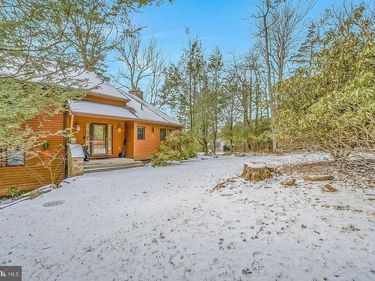 487 N LAKE DR, LAKE HARMONY, PA 18624