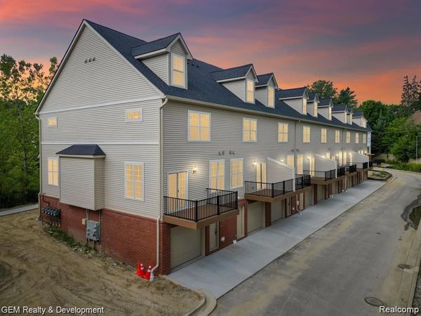 549 Village Lane, Milford Vlg, MI 48381