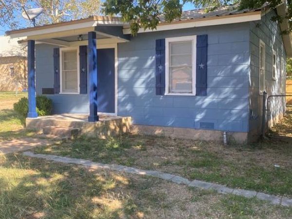 225 E Reynosa, De Leon, TX 76444