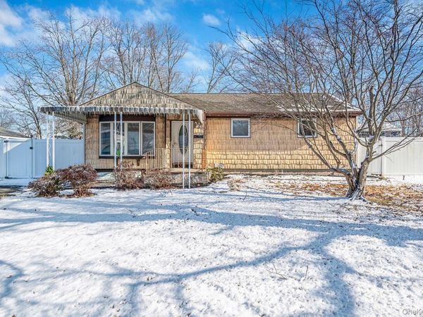 2711 Connecticut Avenue, Medford, NY 11763