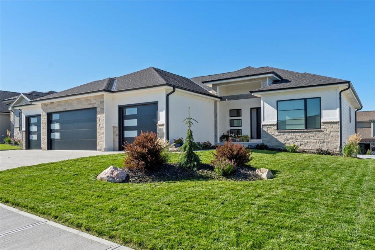 6518 S 208 Avenue, Elkhorn, NE 68022 Main Photo