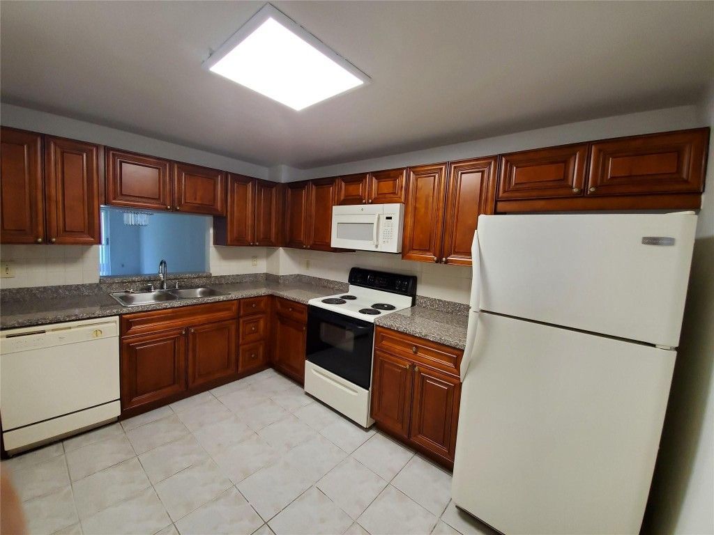 8720 Shadow Wood Boulevard, Unit 206, Coral Springs, FL 33071 Photo