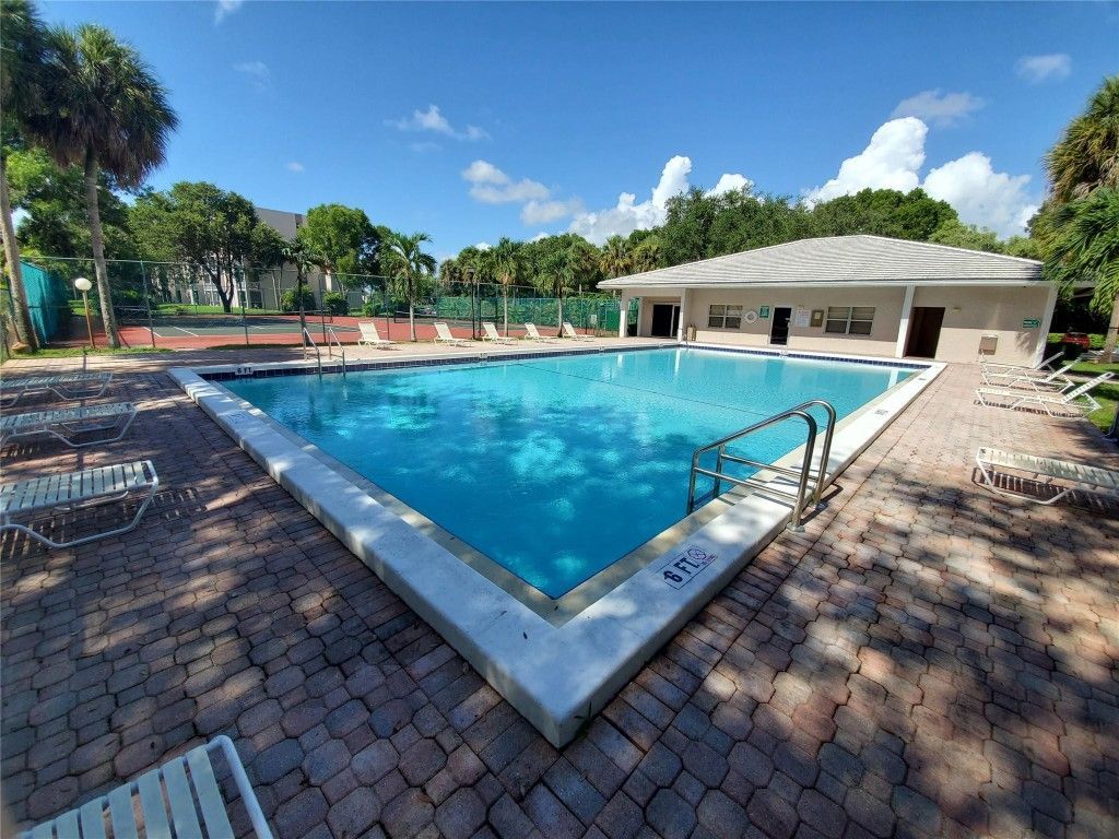 8720 Shadow Wood Boulevard, Unit 206, Coral Springs, FL 33071 Photo