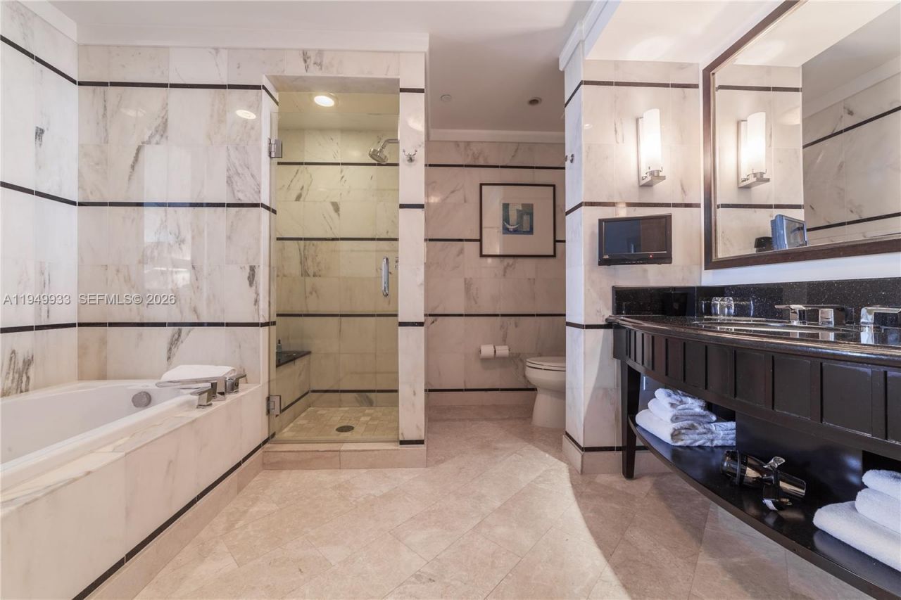 4391 Collins Ave , Unit 1914, Miami Beach, FL 33140 Photo